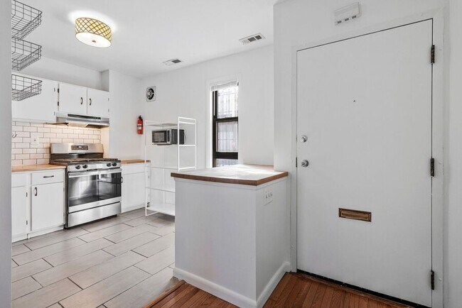 Building Photo - 1345 Riggs St NW