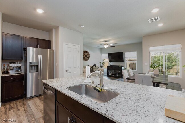 Foto del edificio - 7346 Sunray Point St
