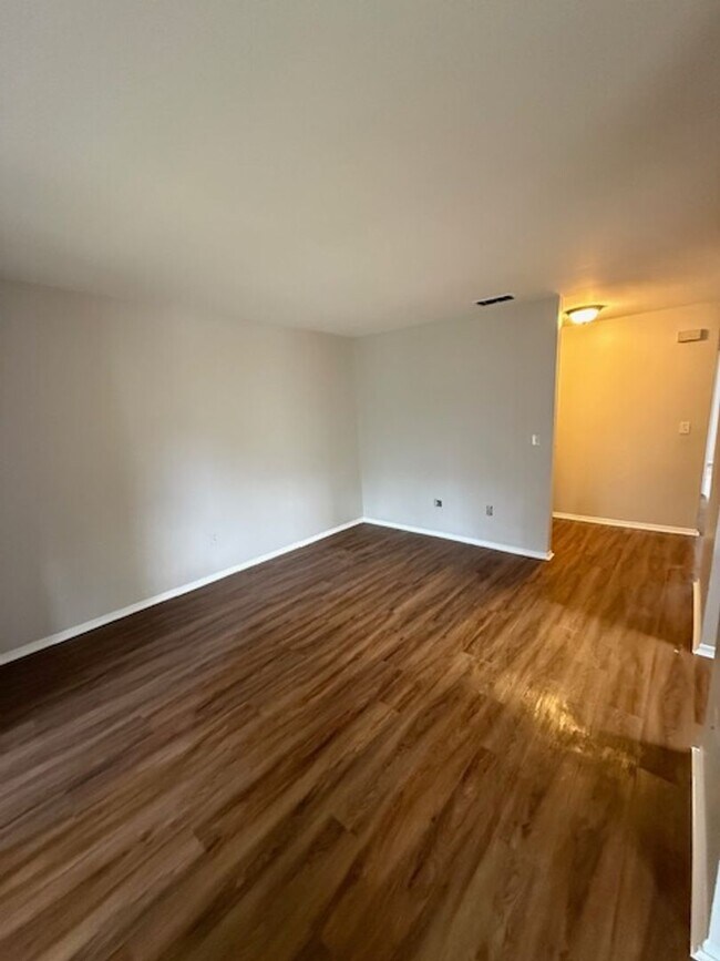 Foto del edificio - 2bedroom 2bath updated end unit condo on second floor available for $1295.00