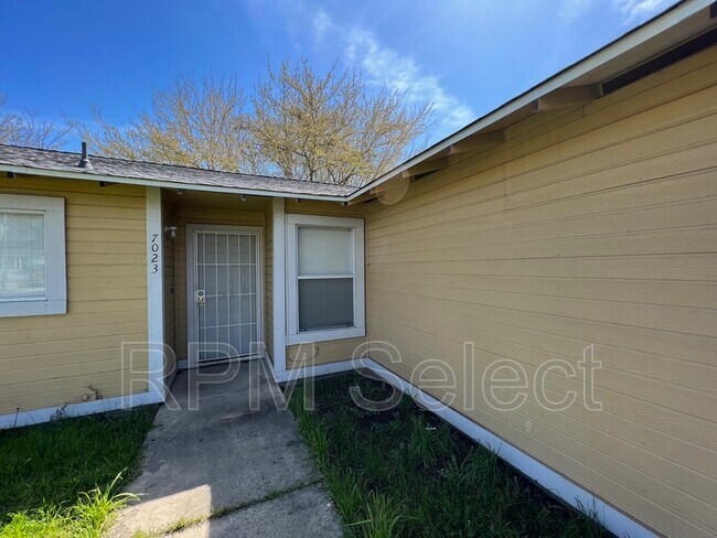 Foto del edificio - 7023 Woodbine Ave