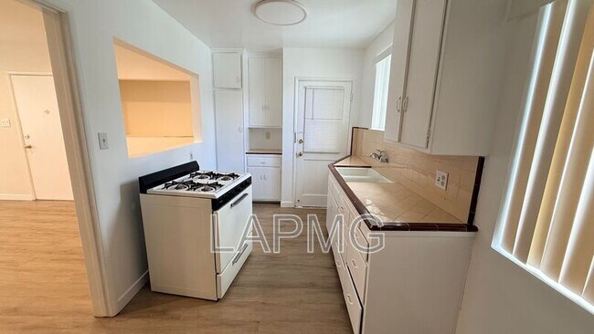 Foto del edificio - 4433 Hazeltine Ave