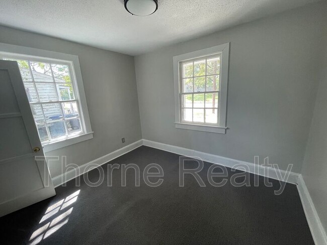 Building Photo - 905 Pender St
