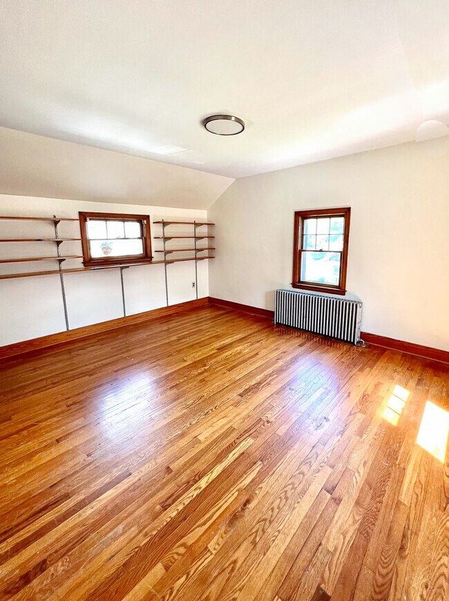 Building Photo - 5-Bedroom, 2-Bath Home Near UVM