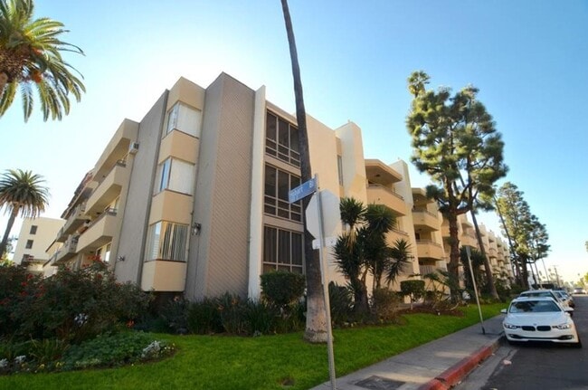 Foto del interior - 5th Street Apartments- Luxurious Bedrooms with Covered Parking! Call Now!