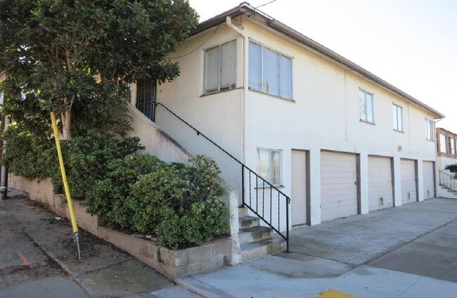 Garages - 4694 Newport Ave