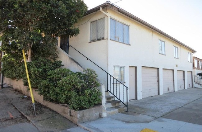 Garajes - 4694 Newport Ave