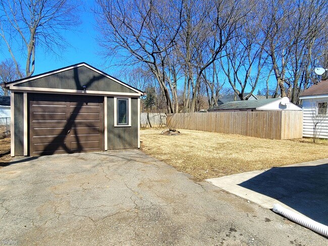 Building Photo - 2 br, 1 bath House - 6500 Prairie Lawn