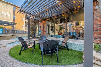 Building Photo - Silver Creek