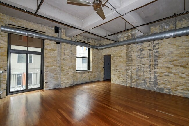 Building Photo - 239 E Chicago St