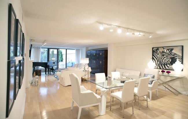 Building Photo - 70 Yorkville Av