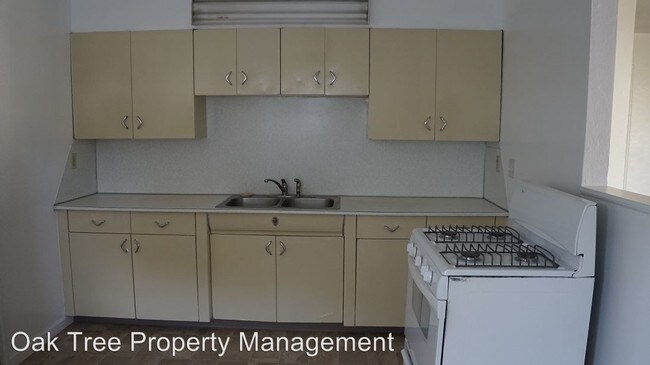 Building Photo - 166 N Pollasky Ave