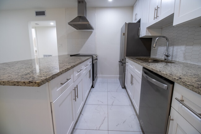 Kitchen - Sun Harbour Apartments