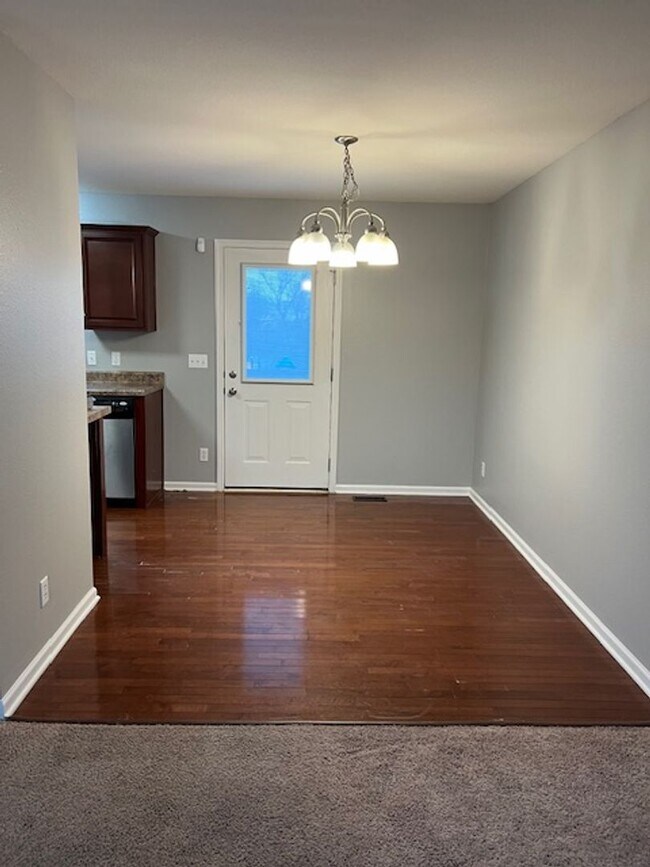 Building Photo - Cozy 3 Bedroom With Fenced Yard & Walking ...