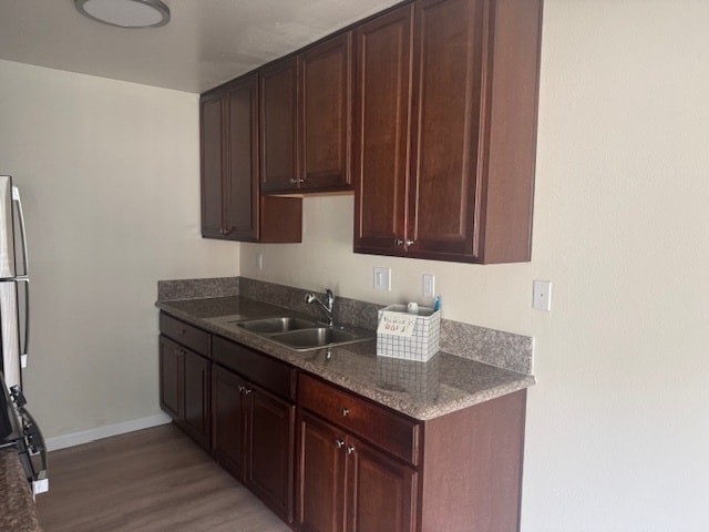 Vista de la cocina 1 - Camelot Apartments