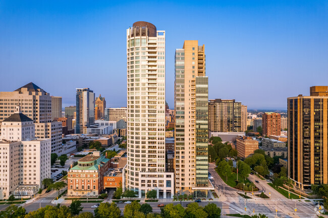 Building Photo - Kilbourn Tower