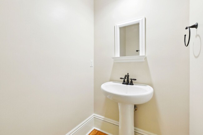 Building Photo - Beautiful 3 Bedroom Home Steps from Yulman...