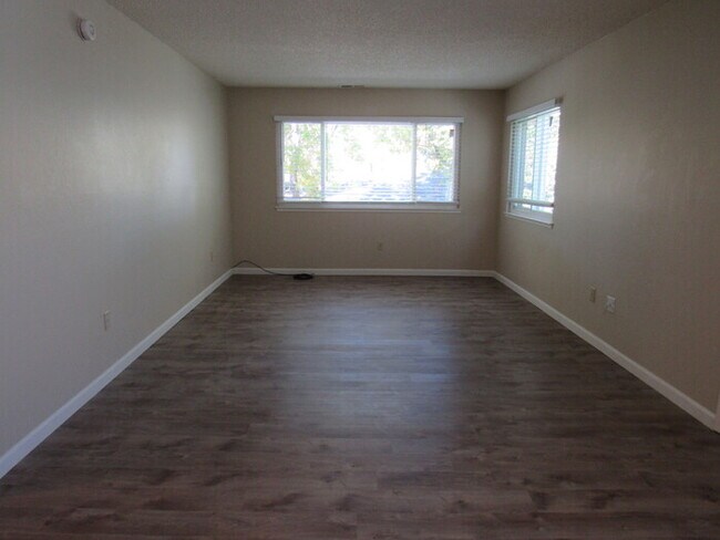 Building Photo - 775 Kingston Lane F