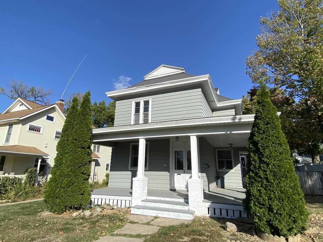 957 12th St, Marion, IA 52302 Townhome Rentals in Marion IA