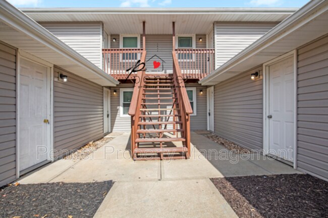Building Photo - 1032 NE Lindsay Ave