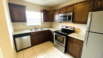 Building Photo - 2860 Somerset Park Dr