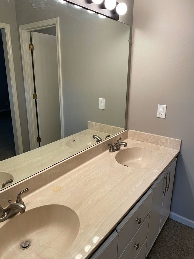 Building Photo - 2/2 Townhome Centrally Located in Donaldson