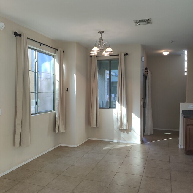 Foto del edificio - 240 W Juniper Ave