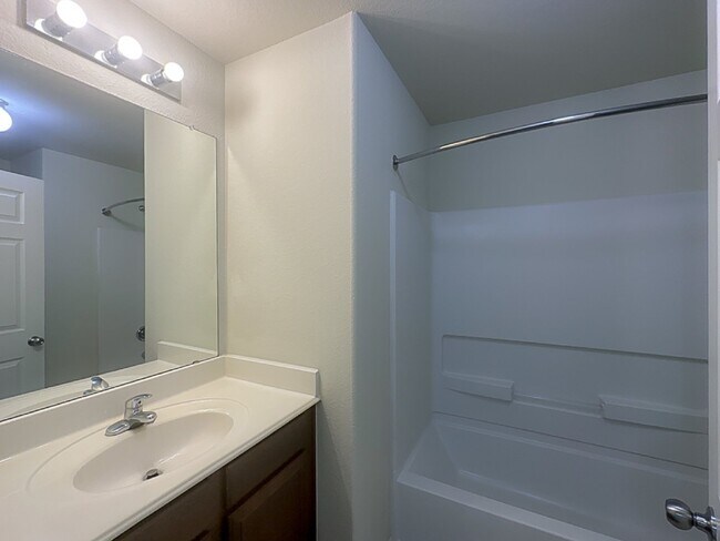 Building Photo - **CUTE 3 Bedroom Home, Move-in Ready**