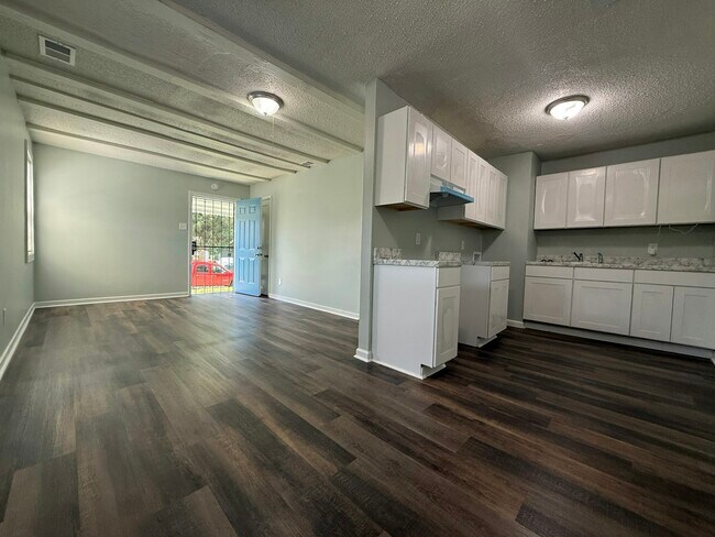 Foto del edificio - 332 Flynn Rd