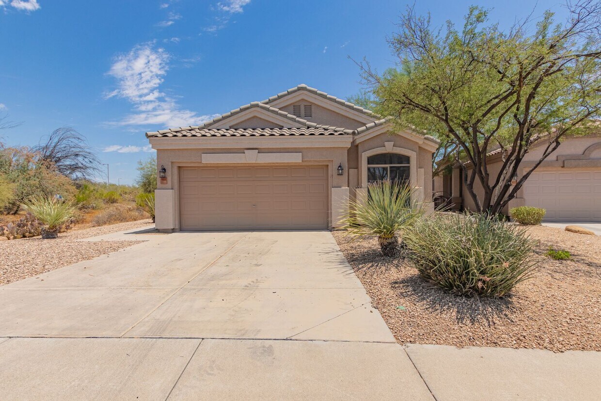 Foto principal - Stunning 4 bedroom 2 bathroom home with ba...