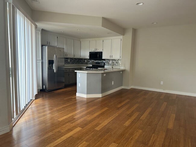 Building Photo - 2 bed 2 Bath Available NOW!!! Garage and A...