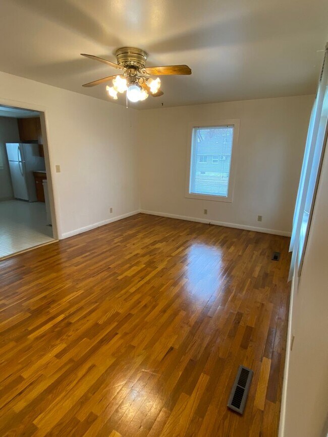 Foto del edificio - 3 Bed (1 Non-Egress)/ 1 Bath/ 2 Car Garage...
