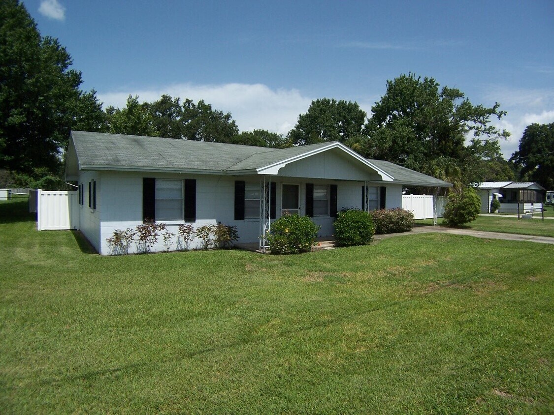 Primary Photo - 3 Bedroom Home Near Lake Shipp