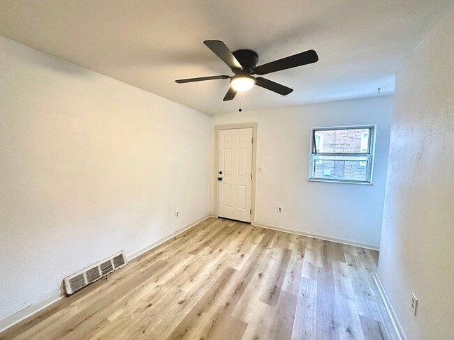 Building Photo - Updated 2 Bed, 1 Bath Home - Convenient Location, Walkable Neighborhood - Available 3/15!