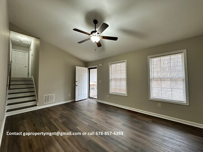 Sala de estar - 209 Sewell Rd