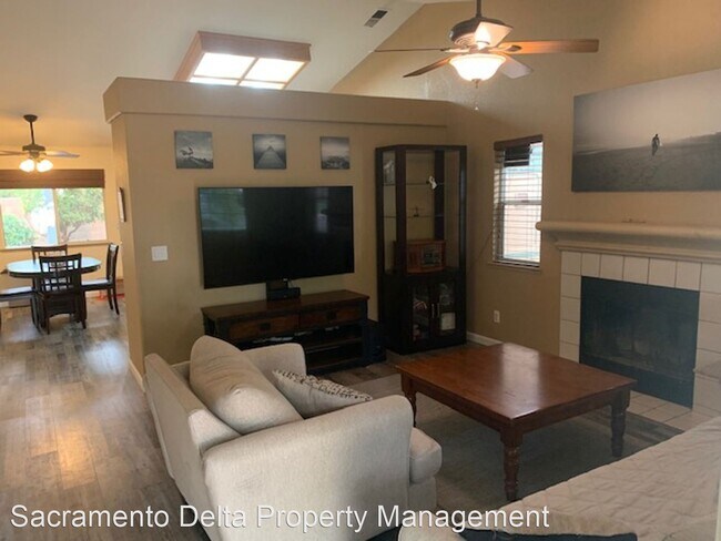 Building Photo - 3 br, 2 bath House - 1465 Larkflower Way