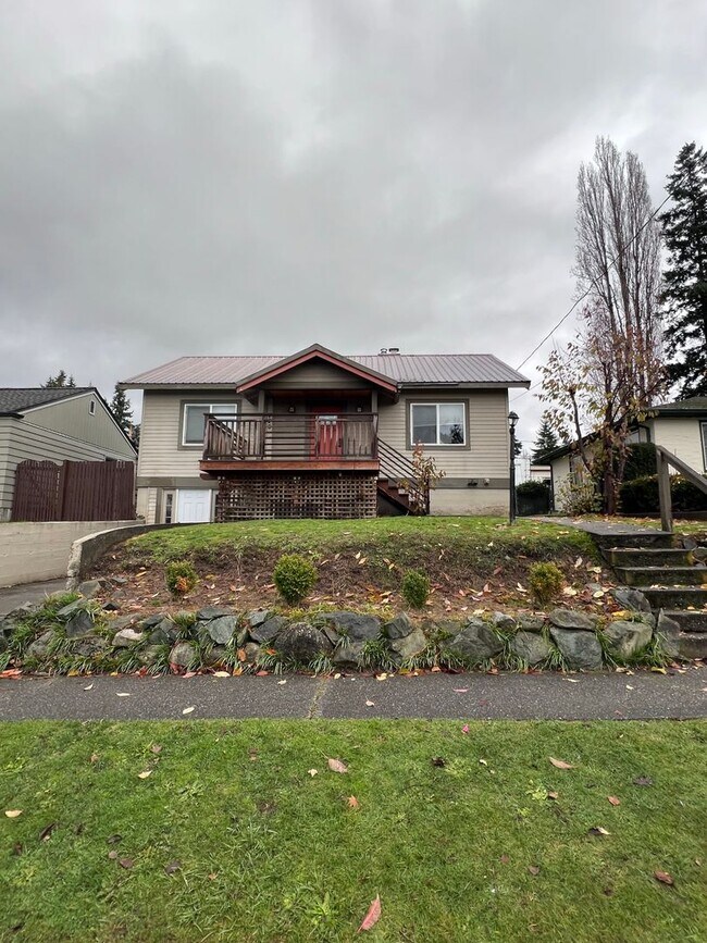 Building Photo - Large Single Family Home With Shared Yard