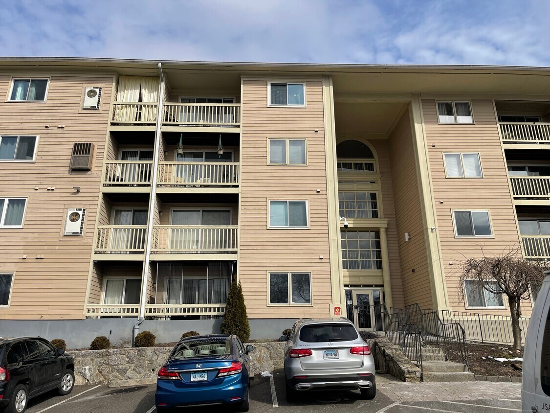 980 Lindley St Unit 206E, Bridgeport, CT 06606 Condo for Rent in