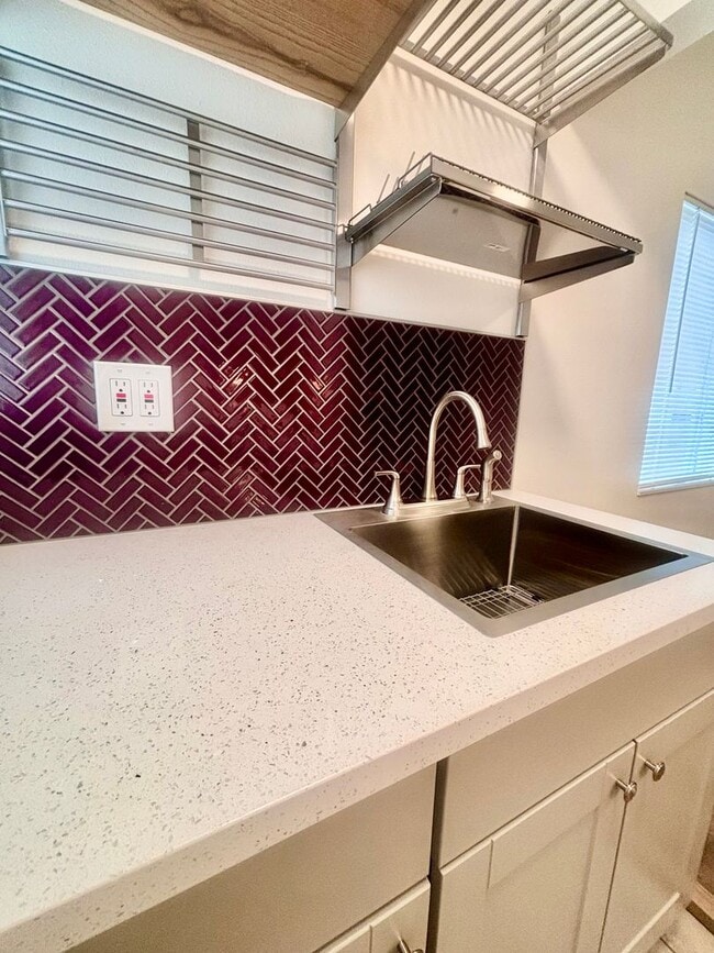 Building Photo - Quaint Studio in Glendale - All Utilities ...