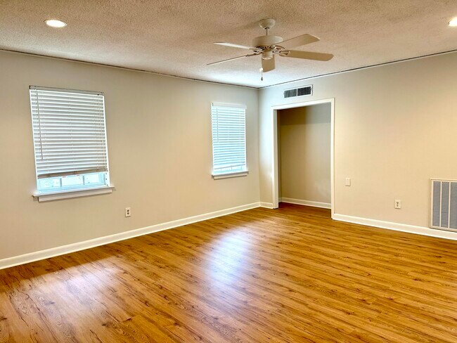 Building Photo - 2846 Walton Way