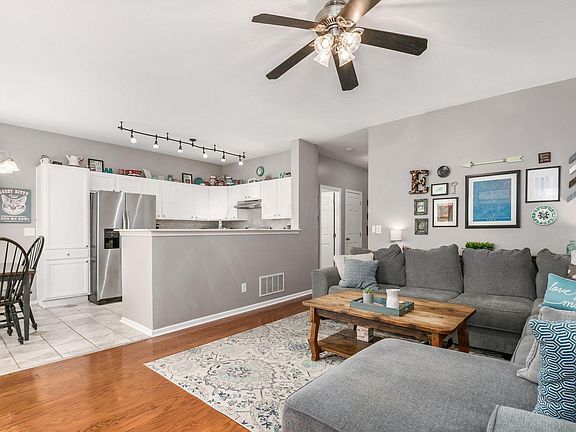 Family Room - 657 Grove Cir
