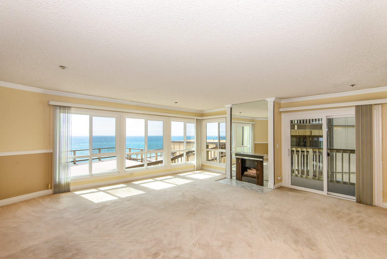 Living Room with View! - 625 Esplanade