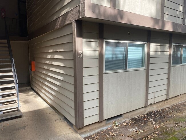 Building Photo - 2 br, 1 bath House - 405 Madrona Ave SE #3