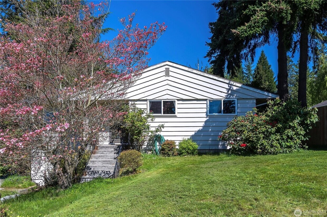 Foto principal - 3 Bedroom 1.75 bathroom home in Mukilteo w...