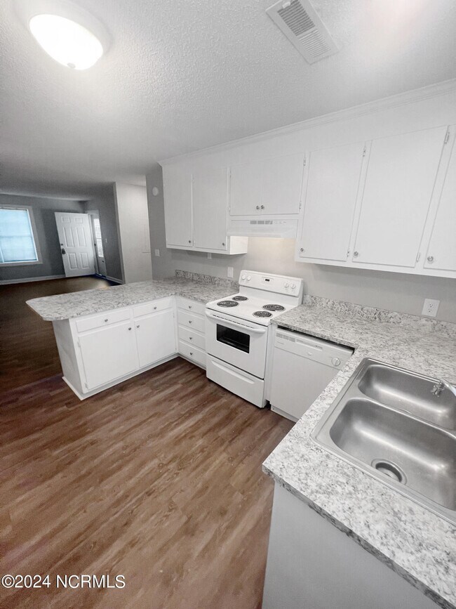 Building Photo - 6629 Cottonwood Dr