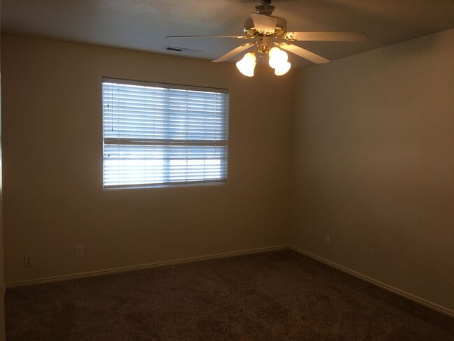 Building Photo - Spacious Home in New Harmony