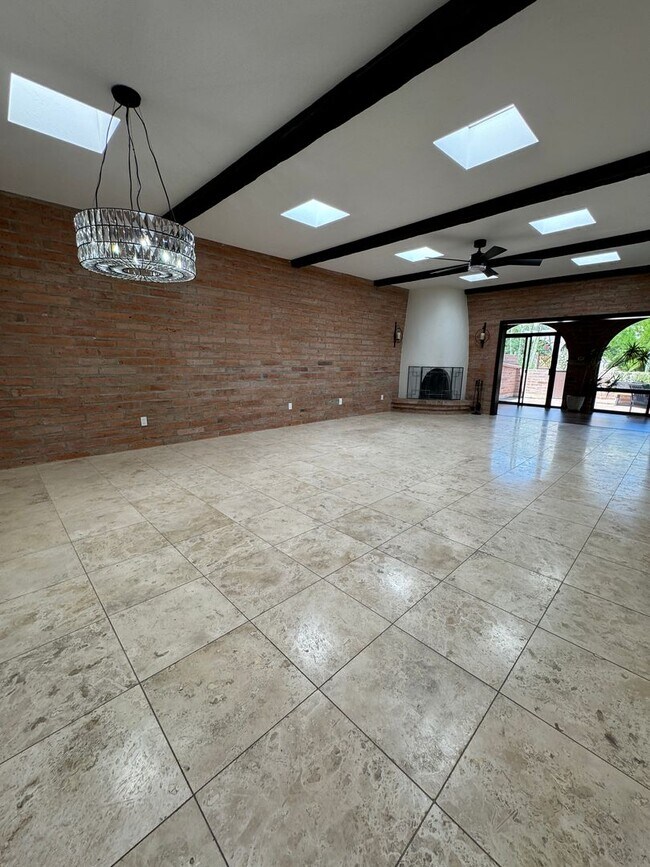 Foto del edificio - Sophisticated Catalina Foothills Sanctuary: Premium 3-Bedroom Townhome with 2-Car Garage