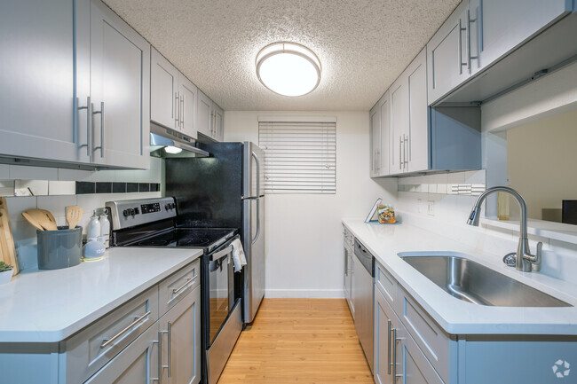 1BR, 1BT - 663SF - Kitchen - The Hive Red River