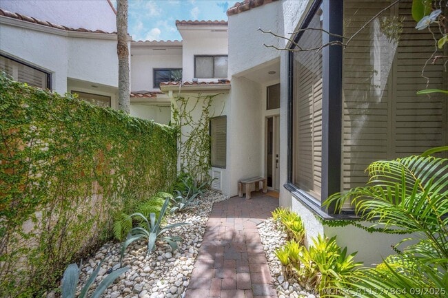 Building Photo - 2585 Sheltingham Dr
