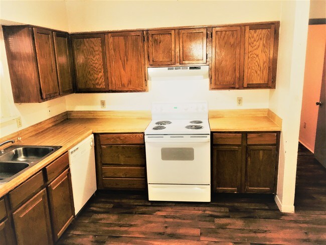Large kitchen with all appliances - 1706 SE 14th St