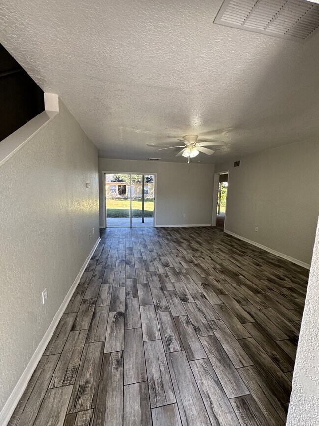 Foto del edificio - Spacious Poinciana Townhome